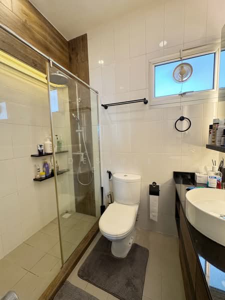 473A Upper Serangoon Crescent, 473A Upper Serangoon Crescent, 4 Bedrooms, 1,216 sqft, HDB Flat For Sale, by Desiree Leung, 500125556 - Master Bathroom - PropertyGuru.com.sg