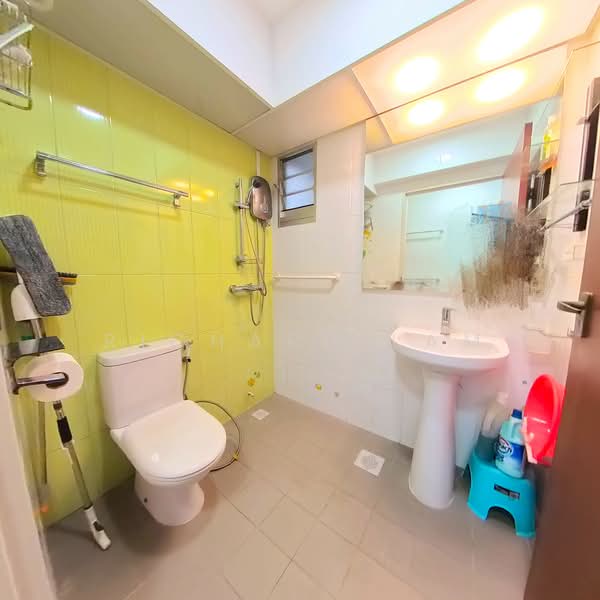 260A Kebun Baru Court, 260A Ang Mo Kio Street 21, 3 Bedrooms, 1,001 sqft, HDB Flat For Rent, by Richard Lam, 500125566 - Bathroom - PropertyGuru.com.sg
