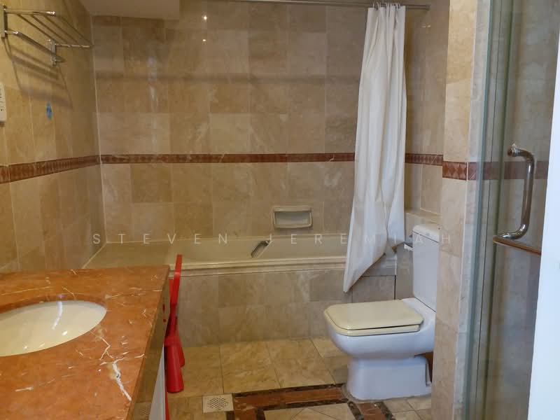 Leonie Condotel, 2 Leonie Hill Road, 4 Bedrooms, 2,980 sqft, Condominium For Rent, by Steven Jeremiah, 500125592 - Master Bathroom - PropertyGuru.com.sg