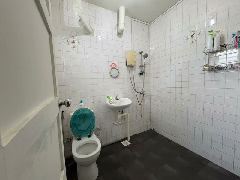 160 Woodlands Street 13, 160 Woodlands Street 13, 3 Bedrooms, 1,109 sqft, HDB Flat For Sale, by Yeo Tong Boon, 500125606 - Bathroom - PropertyGuru.com.sg
