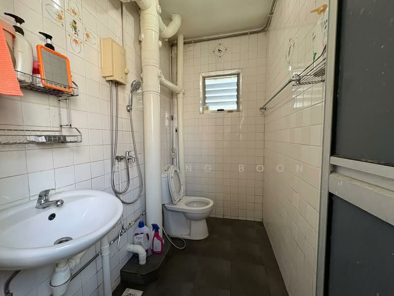 160 Woodlands Street 13, 160 Woodlands Street 13, 3 Bedrooms, 1,109 sqft, HDB Flat For Sale, by Yeo Tong Boon, 500125606 - Bathroom - PropertyGuru.com.sg