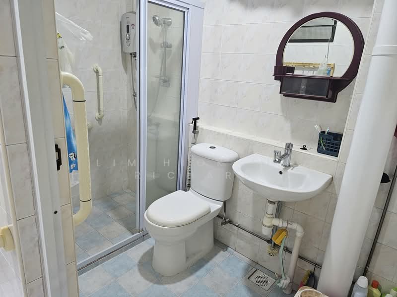 644 Woodlands Ring Road, 644 Woodlands Ring Road, 3 Bedrooms, 1,087 sqft, HDB Flat For Sale, by Lim Hiok Jin Richard, 500125609 - Bathroom - PropertyGuru.com.sg