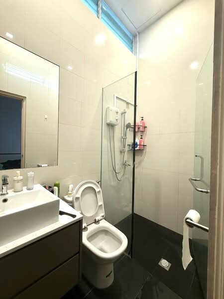 Wellington Park, 101 Ellington Square, 3 Bedrooms, 2,000 sqft, Terraced House For Sale, by Eric Kwek, 500125639 - Bathroom - PropertyGuru.com.sg