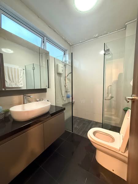 Wellington Park, 101 Ellington Square, 3 Bedrooms, 2,000 sqft, Terraced House For Sale, by Eric Kwek, 500125639 - Bathroom - PropertyGuru.com.sg