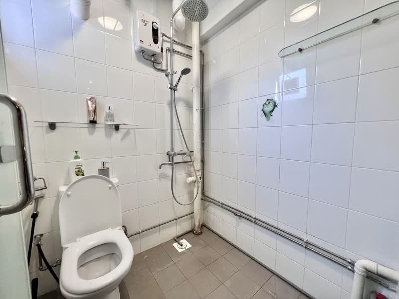 122 Geylang East Central, 122 Geylang East Central, 2 Bedrooms, 980 sqft, HDB Flat For Rent, by Nate Lim, 500125654 - Bathroom - PropertyGuru.com.sg