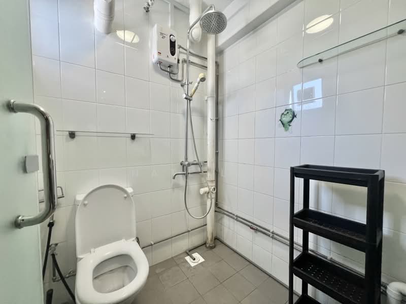 122 Geylang East Central, 122 Geylang East Central, 2 Bedrooms, 980 sqft, HDB Flat For Rent, by Nate Lim, 500125654 - Bathroom - PropertyGuru.com.sg