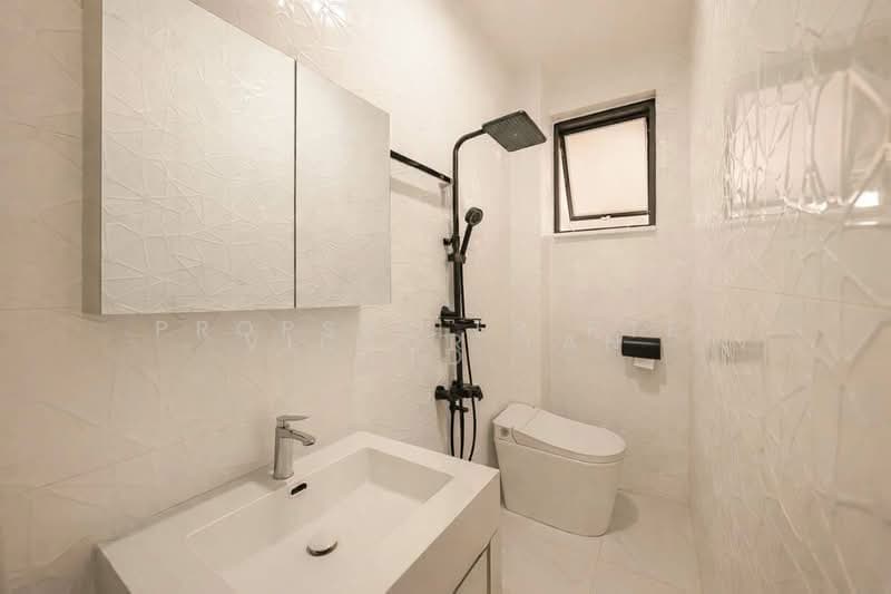 Super Rare Freehold Interterrace at Daisy Avenue, Daisy Avenue, 3 Bedrooms, 2,500 sqft, Terraced House For Sale, by Victor Tan, 500125656 - Bathroom - PropertyGuru.com.sg
