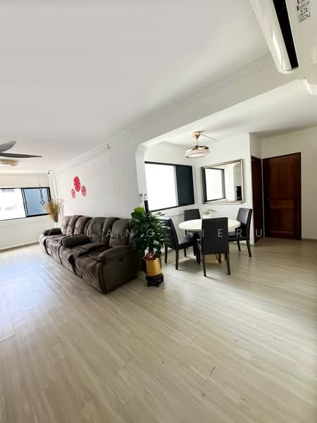 409 Yishun Ring Road, 409 Yishun Ring Road, 3 Bedrooms, 1,130 sqft, HDB Flat For Sale, by Zhuang Jieru, 500125682 - Living Room - PropertyGuru.com.sg