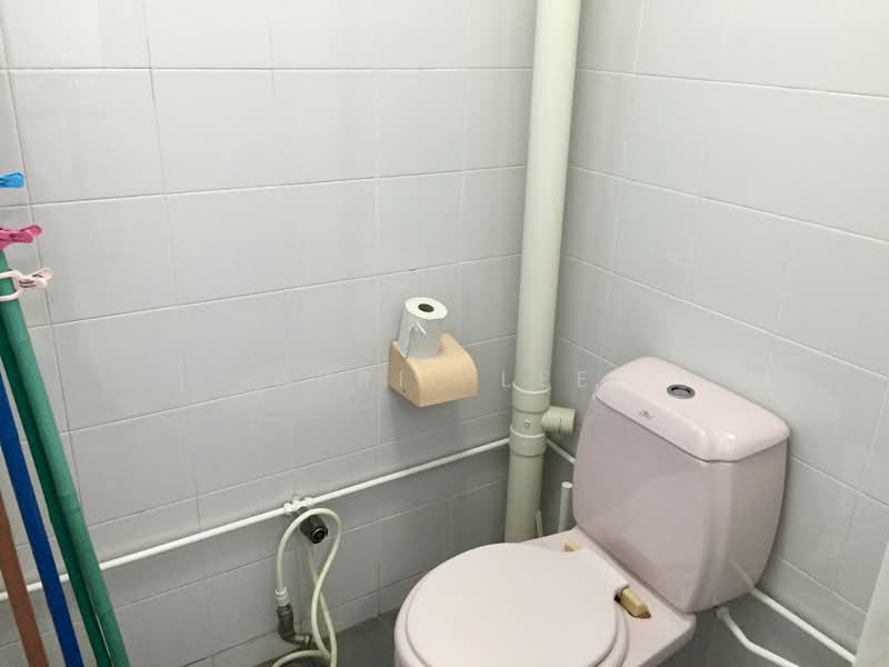 108 Serangoon North Avenue 1, 108 Serangoon North Avenue 1, 2 Bedrooms, 646 sqft, HDB Flat For Rent, by April Lee, 500125705 - Bathroom - PropertyGuru.com.sg