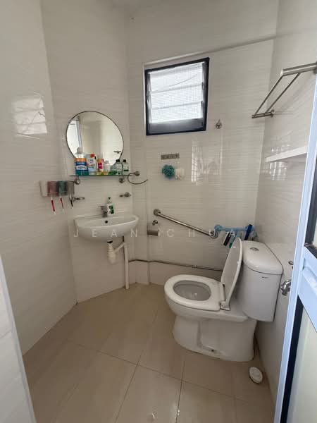 304 Jurong East Street 32, 304 Jurong East Street 32, 3 Bedrooms, 1,012 sqft, HDB Flat For Sale, by Jean Chua, 500125728 - Bathroom - PropertyGuru.com.sg