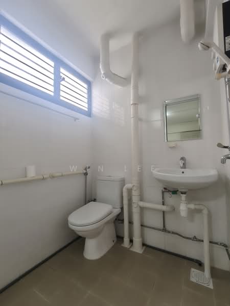 711 Hougang Avenue 2, 711 Hougang Avenue 2, 3 Bedrooms, 980 sqft, HDB Flat For Sale, by Win Lee, 500125734 - Bathroom - PropertyGuru.com.sg