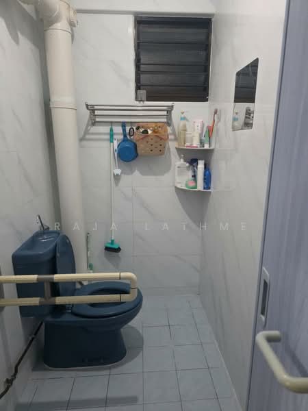 245 Serangoon Avenue 2, 245 Serangoon Avenue 2, Room Rental, 250 sqft, HDB Flat For Rent, by Raja Lathme, 500125783 - Bathroom - PropertyGuru.com.sg