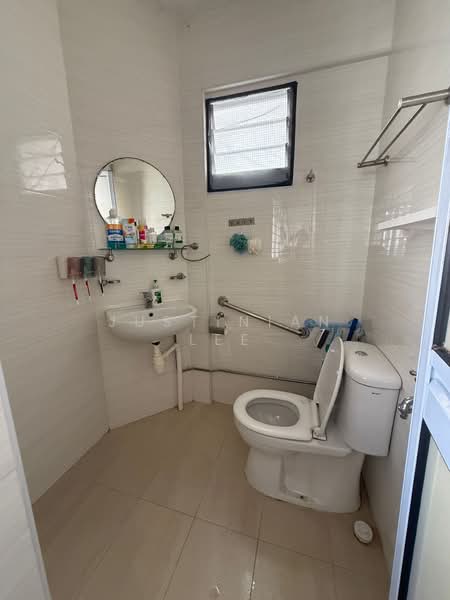 304 Jurong East Street 32, 304 Jurong East Street 32, 3 Bedrooms, 1,012 sqft, HDB Flat For Sale, by Justinian Lee, 500125798 - Bathroom - PropertyGuru.com.sg