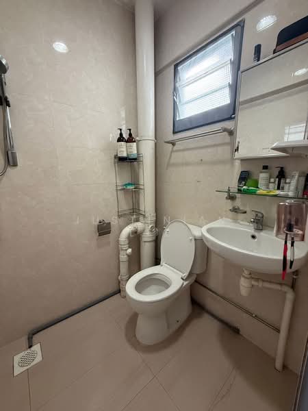304 Jurong East Street 32, 304 Jurong East Street 32, 3 Bedrooms, 1,012 sqft, HDB Flat For Sale, by Justinian Lee, 500125798 - Bathroom - PropertyGuru.com.sg