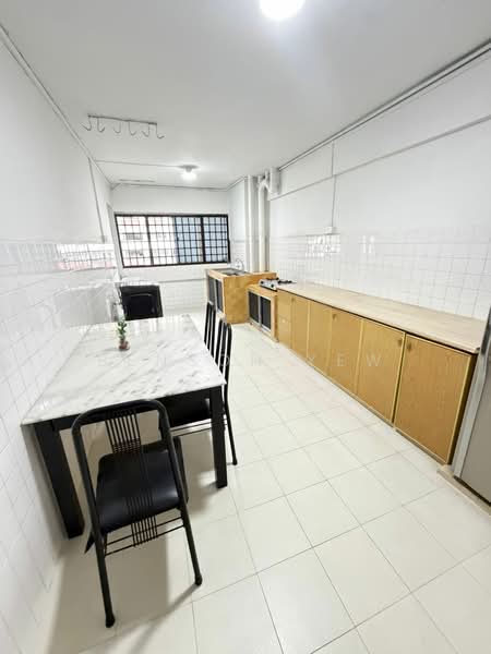 412 Jurong West Street 42, 412 Jurong West Street 42, 3 Bedrooms, 1,108 sqft, HDB Flat For Sale, by Benson Yew, 500125819 - Kitchen - PropertyGuru.com.sg