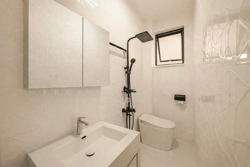 Braddell Heights Estate, 31 Cotswold Close, 3 Bedrooms, 2,500 sqft, Terraced House For Sale, by Melvin Auspicious Lee 李俊豪, 500125838 - Bathroom - PropertyGuru.com.sg