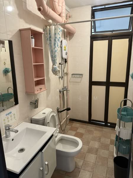 732 Woodlands Circle, 732 Woodlands Circle, 4 Bedrooms, 1,302 sqft, HDB Flat For Rent, by Jenny Lim, 500125841 - Bathroom - PropertyGuru.com.sg