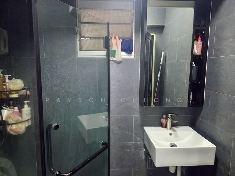 673C Edgefield Plains, 673C Edgefield Plains, 3 Bedrooms, 969 sqft, HDB Flat For Sale, by Rayson Cheong, 500125847 - Bathroom - PropertyGuru.com.sg