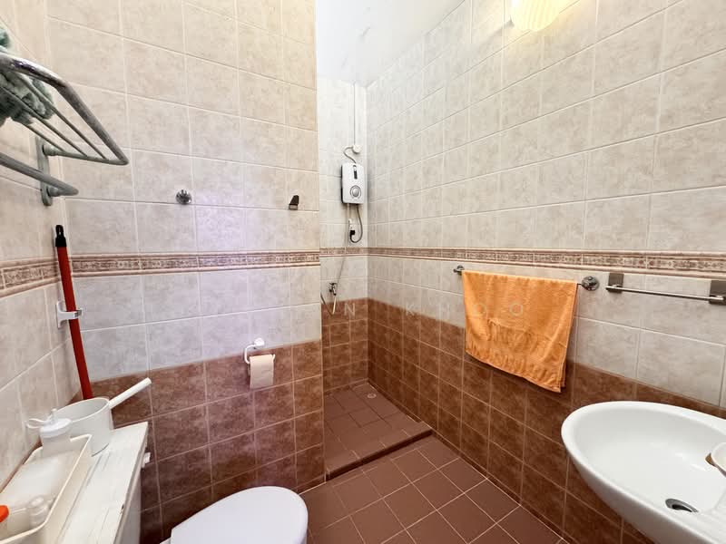 ☎️ADELYN 9325❤️❤️9988✨⭐️LENTOR ESTATE⭐️✨OWN A LANDED HOME NOW!!!, , 4 Bedrooms, 2,380 sqft, Terraced House For Sale, by Adelyn Khoo, 500125855 - Bathroom - PropertyGuru.com.sg