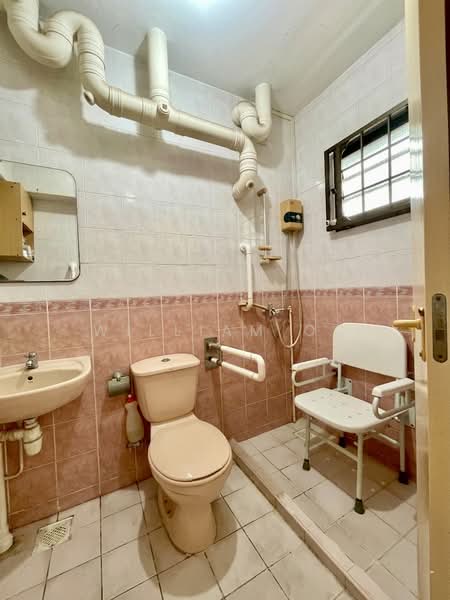 273C Jurong West Avenue 3, 273C Jurong West Avenue 3, 3 Bedrooms, 969 sqft, HDB Flat For Sale, by William Oo, 500125860 - Master Bathroom - PropertyGuru.com.sg