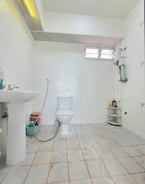 446 Yishun Avenue 11, 446 Yishun Avenue 11, 2 Bedrooms, 721 sqft, HDB Flat For Sale, by Melina Yap, 500125863 - Bathroom - PropertyGuru.com.sg
