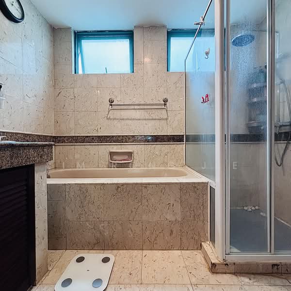 Stratford Court, 41A Bedok Ria Crescent, 3 Bedrooms, 1,346 sqft, Condominium For Sale, by Lim Rong Jie, 500125883 - Bathroom - PropertyGuru.com.sg