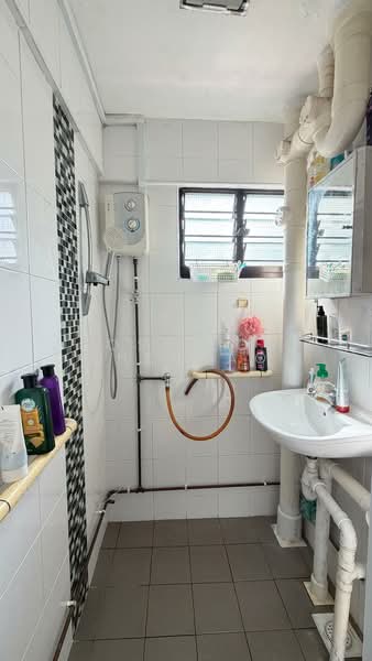 137 Jalan Bukit Merah, 137 Jalan Bukit Merah, 2 Bedrooms, 753 sqft, HDB Flat For Sale, by Jose Loh Zhenhao, 500125907 - Bathroom - PropertyGuru.com.sg