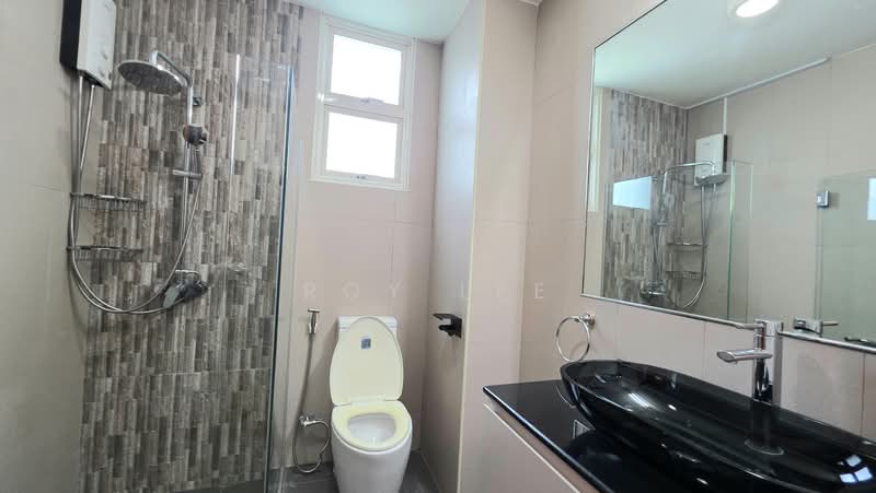 ⭐️ Eminence Landed ⭐️ Charming 3 Storey Semi-D @ Near Nex Mall, Serangoon Mrt ⭐, Near Nex Mall, 6 Bedrooms, 3,000 sqft, Semi-Detached House For Rent, by Roy Lee, 500125916 - Level 3 Bedroom Back Bath - PropertyGuru.com.sg