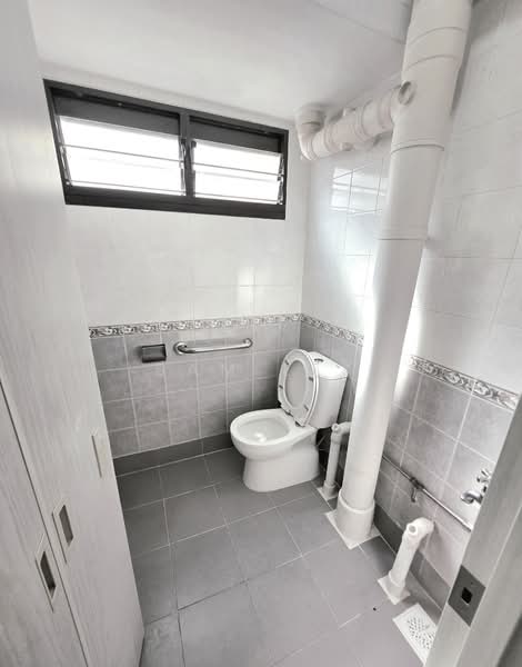 304 Ang Mo Kio Avenue 1, 304 Ang Mo Kio Avenue 1, 3 Bedrooms, 1,044 sqft, HDB Flat For Sale, by Sam Lek, 500125917 - Bathroom - PropertyGuru.com.sg
