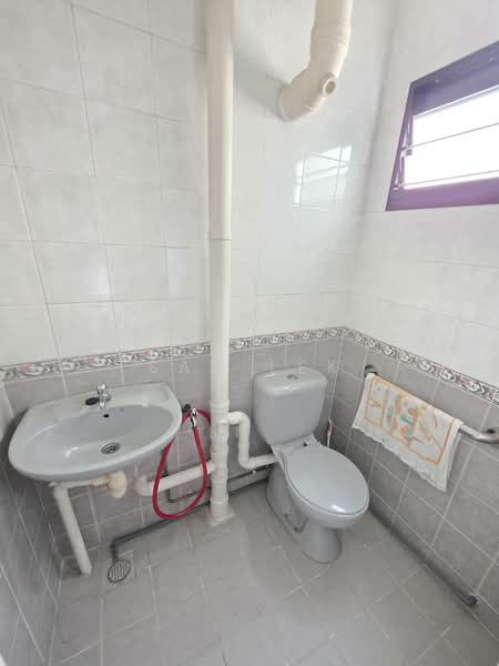 304 Ang Mo Kio Avenue 1, 304 Ang Mo Kio Avenue 1, 3 Bedrooms, 1,044 sqft, HDB Flat For Sale, by Sam Lek, 500125917 - Bathroom - PropertyGuru.com.sg