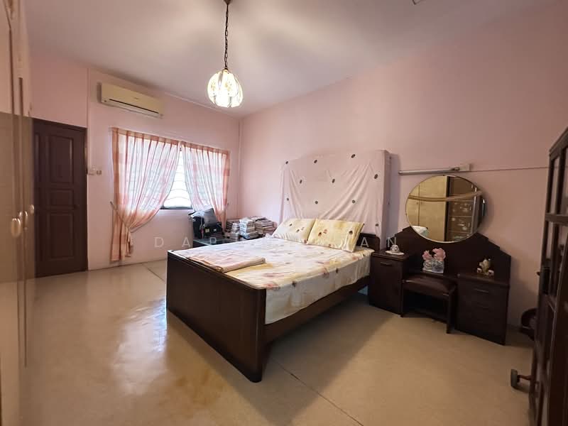 RARE FREEHOLD REGULAR PLOT CORNER TERRACE FOR REBUILT, Cedar Avenue/Puay Hee Avenue/Butterfly Avenue/Lichi Avenue, 4 Bedrooms, 1,456 sqft, Corner Terrace For Sale, by Daphne Tan, 500125945 - Bedroom - PropertyGuru.com.sg
