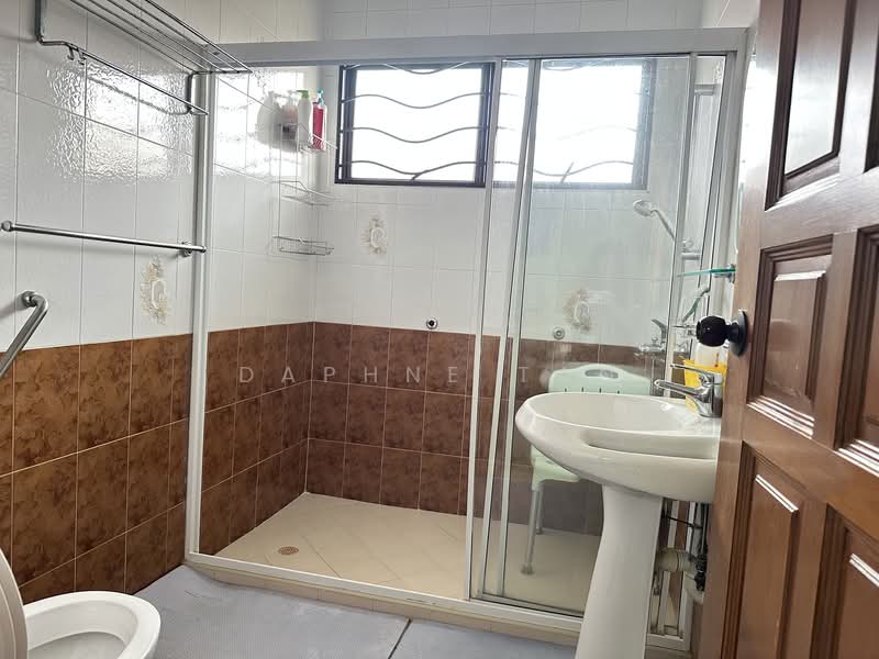 RARE FREEHOLD REGULAR PLOT CORNER TERRACE FOR REBUILT, Cedar Avenue/Puay Hee Avenue/Butterfly Avenue/Lichi Avenue, 4 Bedrooms, 1,456 sqft, Corner Terrace For Sale, by Daphne Tan, 500125945 - Bathroom - PropertyGuru.com.sg