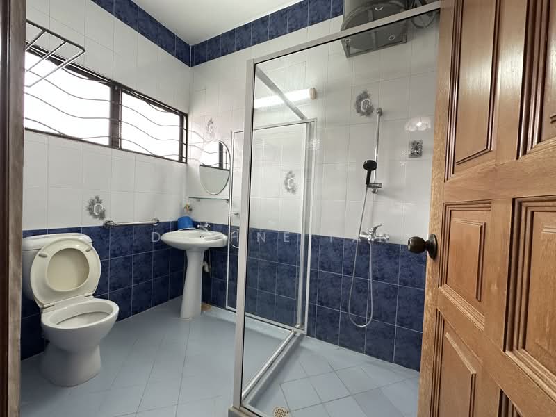 RARE FREEHOLD REGULAR PLOT CORNER TERRACE FOR REBUILT, Cedar Avenue/Puay Hee Avenue/Butterfly Avenue/Lichi Avenue, 4 Bedrooms, 1,456 sqft, Corner Terrace For Sale, by Daphne Tan, 500125945 - Bathroom - PropertyGuru.com.sg