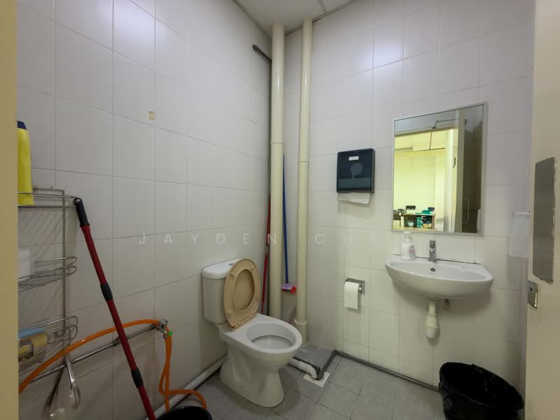 TCH Techcentre, 71 Toh Guan Road East, 2,121 sqft, Factory / Workshop (B2) For Rent, by Jayden Chen, 500125957 - Bathroom - CommercialGuru.com.sg