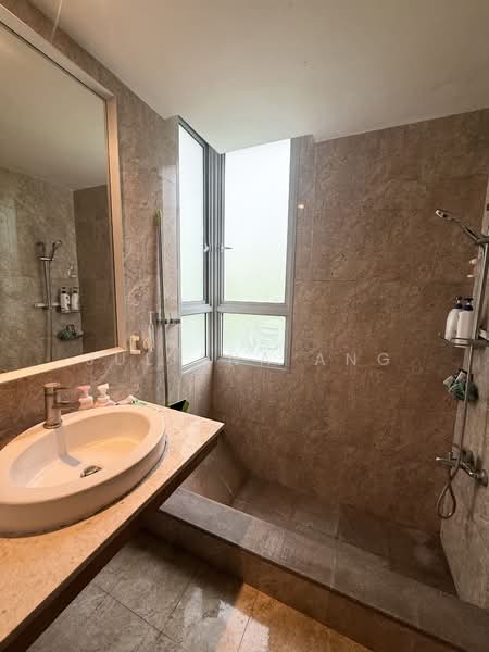 The Lakeshore, 31 Jurong West Street 41, 3 Bedrooms, 1,109 sqft, Condominium For Rent, by Juliana Ang, 500126024 - Master Bathroom - PropertyGuru.com.sg