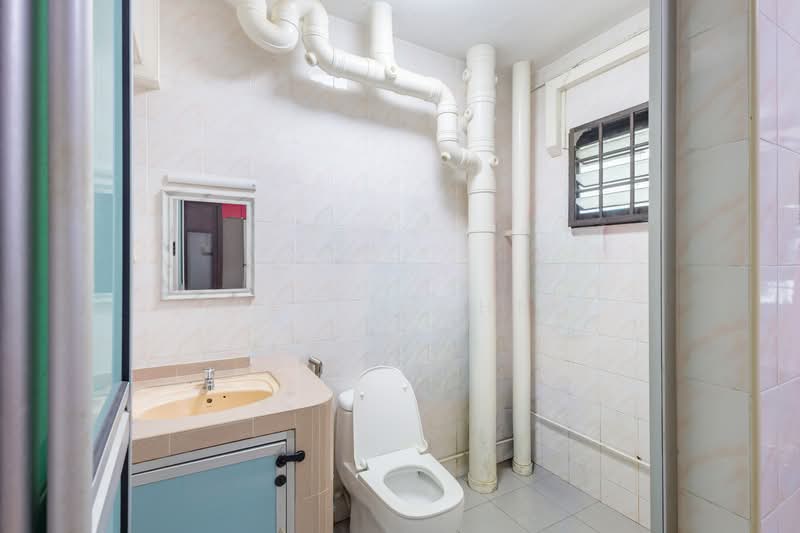 322 Sembawang Close, 322 Sembawang Close, 3 Bedrooms, 1,076 sqft, HDB Flat For Sale, by Eileen Chew, 500126033 - Bathroom - PropertyGuru.com.sg