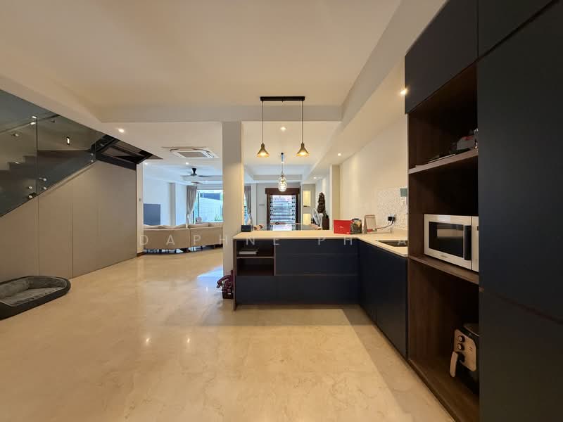 Teacher's Housing Estate, Iqbal Avenue, 5 Bedrooms, 3,800 sqft, Terraced House For Rent, by Daphne Phua, 500126048 - Gourmet kitchen with island counter! - PropertyGuru.com.sg