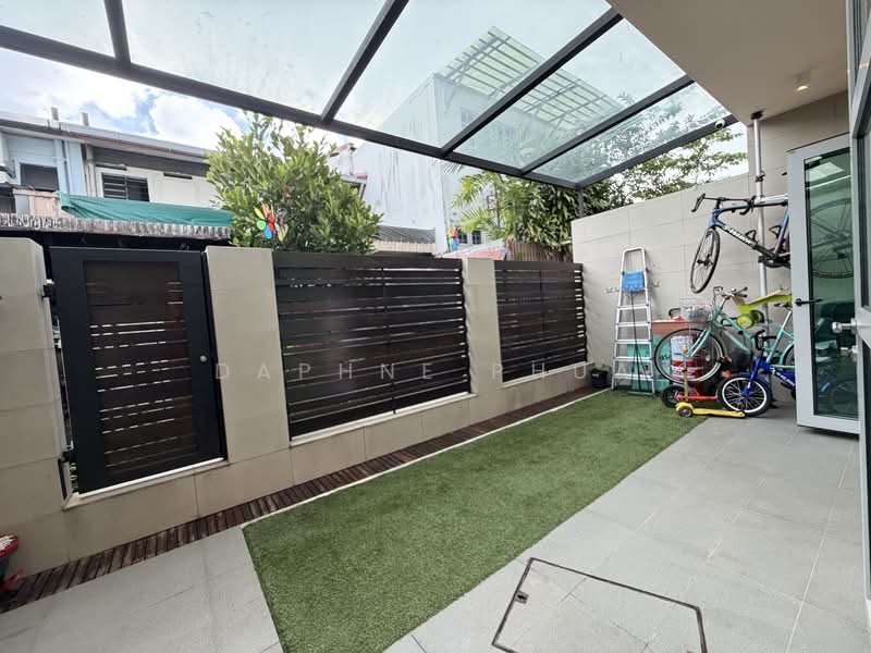 Teacher's Housing Estate, Iqbal Avenue, 5 Bedrooms, 3,800 sqft, Terraced House For Rent, by Daphne Phua, 500126048 - Sheltered yard for laundry! - PropertyGuru.com.sg