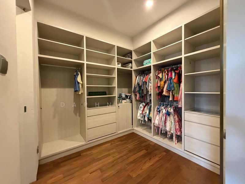 Teacher's Housing Estate, Iqbal Avenue, 5 Bedrooms, 3,800 sqft, Terraced House For Rent, by Daphne Phua, 500126048 - Junior master walk-in wardrobe! - PropertyGuru.com.sg