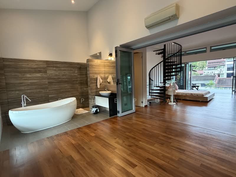 Teacher's Housing Estate, Iqbal Avenue, 5 Bedrooms, 3,800 sqft, Terraced House For Rent, by Daphne Phua, 500126048 - Master suite with tub, lounge & balcony - PropertyGuru.com.sg