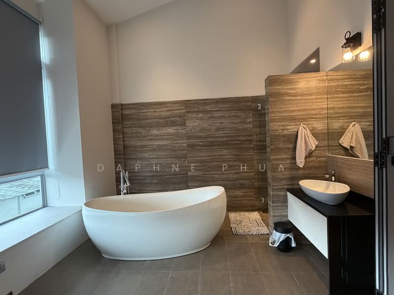 Teacher's Housing Estate, Iqbal Avenue, 5 Bedrooms, 3,800 sqft, Terraced House For Rent, by Daphne Phua, 500126048 - Bathtub for spa-like relaxation! - PropertyGuru.com.sg
