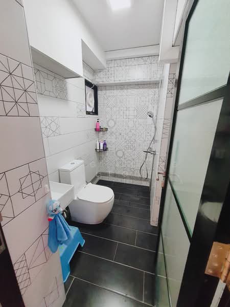 297A Compassvale Street, 297A Compassvale Street, 4 Bedrooms, 1,442 sqft, HDB Flat For Sale, by Deng Kiang Leo, 500126054 - Common Bathroom - PropertyGuru.com.sg