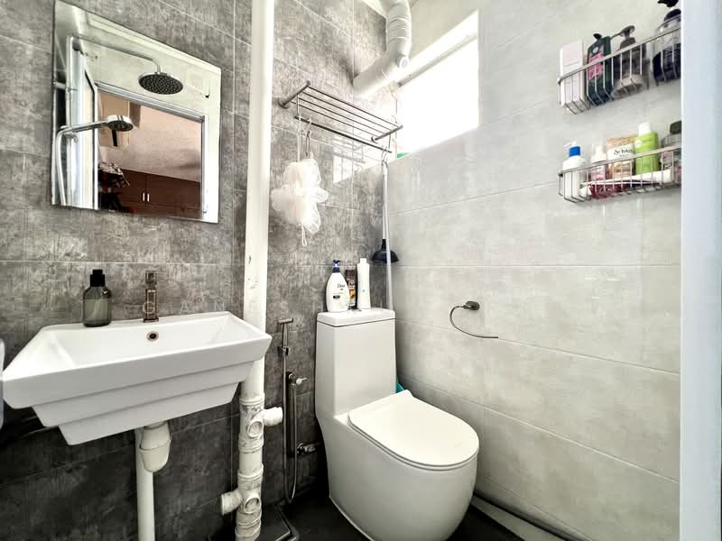 7 Lorong Lew Lian, 7 Lorong Lew Lian, 3 Bedrooms, 1,044 sqft, HDB Flat For Sale, by GANESHKUMAR K, 500126075 - Bathroom - PropertyGuru.com.sg