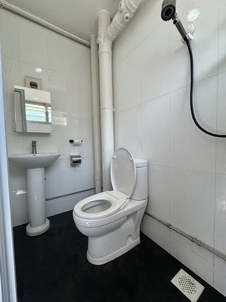 772 Pasir Ris Street 71, 772 Pasir Ris Street 71, 3 Bedrooms, 1,345 sqft, HDB Flat For Rent, by Go Irene, 500126077 - Bathroom - PropertyGuru.com.sg