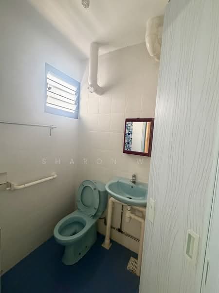 127 Bedok North Street 2, 127 Bedok North Street 2, 2 Bedrooms, 721 sqft, HDB Flat For Sale, by Sharon Wan, 500126111 - Bathroom - PropertyGuru.com.sg