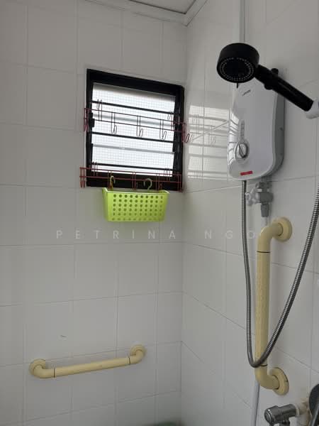 505 Bukit Batok Street 52, 505 Bukit Batok Street 52, 2 Bedrooms, 742 sqft, HDB Flat For Rent, by Petrina Ngo, 500126130 - Shower room  - PropertyGuru.com.sg