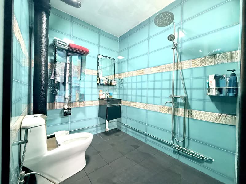 410 Jurong West Street 42, 410 Jurong West Street 42, 3 Bedrooms, 1,615 sqft, HDB Flat For Sale, by Clement Ang, 500126134 - Bathroom - PropertyGuru.com.sg