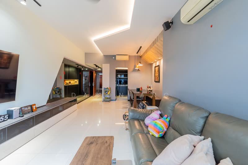 Cheap and Undervalued Penthouse with Reservoir View, , 3 Bedrooms, 2,401 sqft, Condominium For Sale, by Daron Ang, 500126159 - Lower Floor Living Room - #PP - PropertyGuru.com.sg