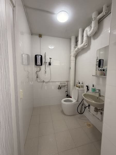 408 Choa Chu Kang Avenue 3, 408 Choa Chu Kang Avenue 3, 3 Bedrooms, 1,119 sqft, HDB Flat For Sale, by Lim Kim Chua Eric, 500126196 - Bathroom - PropertyGuru.com.sg