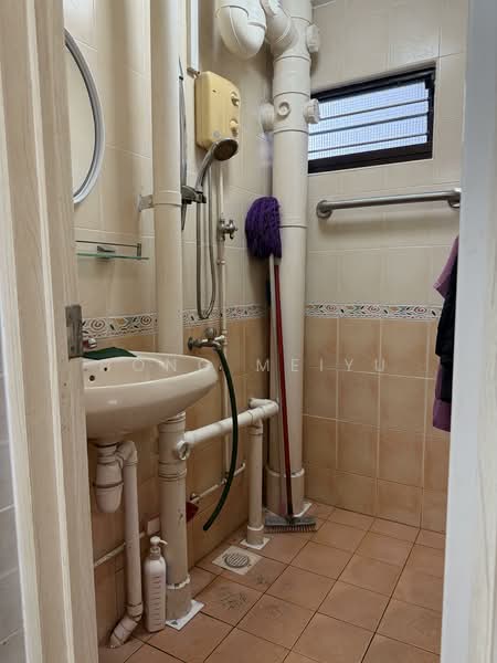 35 Bedok South Avenue 2, 35 Bedok South Avenue 2, Room Rental, 190 sqft, HDB Flat For Rent, by Hong Meiyu, 500126262 - Bathroom - PropertyGuru.com.sg